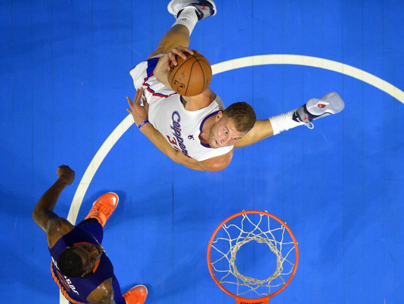 Los Angeles. Blake Griffin in azione contrastato, senza successo, da Eric Bledsoe durante Clippers-Suns (Ap)